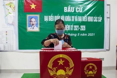 Cử tri bỏ phiếu bầu cử tại Khu vực bỏ phiếu số 4, phường Dương Đông, thành phố Phú Quốc, tỉnh Kiên Giang. (Ảnh: Hồng Đạt/TTXVN)