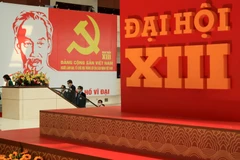 Hình ảnh Huy hiệu Đảng và Chủ tịch Hồ Chí Minh tại Đại hội đại biểu toàn quốc lần thứ XIII của Đảng. (Ảnh: TTXVN)