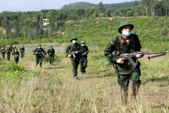 Lực lượng bộ binh tổ chức tiến công địch đang ở thế trận phòng ngự. (Ảnh: Hoàng Hùng/TTXVN)