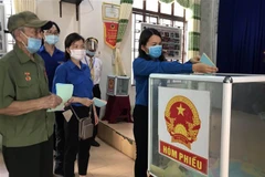 Cử tri tại thành phố Đông Hà bỏ phiếu bầu cử. (Ảnh: Hồ Cầu/TTXVN)