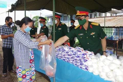 'Gian hàng 0 đồng' do Bộ Chỉ huy quân sự tỉnh Bạc Liêu tổ chức. (Ảnh: Chanh Đa/TTXVN)