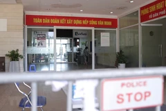 Lực lượng chức năng quận Thanh Xuân đã phong tỏa tạm thời tòa nhà CT1-2 N2 (từ tầng 1 đến tầng 19) chung cư 183 Hoàng Văn Thái, phường Khương Trung. (Ảnh: Hoàng Hiếu/TTXVN)