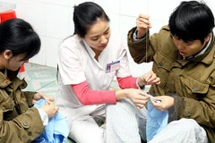 Nhân viên y tế phục hồi chức năng cho bệnh nhân tâm thần. (Ảnh minh họa: Dương Ngọc/TTXVN)