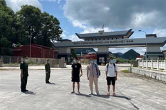 Phòng quản lý xuất nhập cảnh-Công an tỉnh Cao Bằng trao trả ba công dân Trung Quốc cho Đại đội Quản lý biên giới Tịnh Tây, Trung Quốc. (Ảnh: Trần Lâm/TTXVN phát)