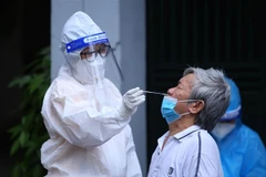 Lấy mẫu xét nghiệm COVID-19 cho người dân Hà Nội. (Ảnh: Hoàng Hiếu/TTXVN)