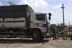 Lực lượng chức năng kiểm tra xe ôtô tải do Lê Thành An điều khiển. (Ảnh: Công an cung cấp)