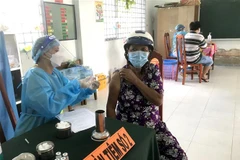 Tiêm vaccine cho người dân tại điểm tiêm ở thị trấn Cái Nhum (Mang Thít, Vĩnh Long). (Ảnh: Lê Thúy Hằng/TTXVN)