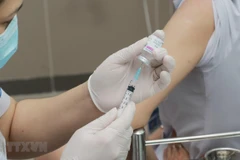 Tiêm vaccine ngừa COVID-19. (Nguồn: TTXVN)