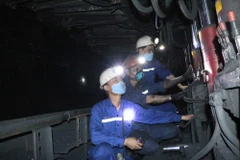 Công nhân thực hiện nghiêm việc đeo khẩu trang phòng, chống dịch trong ca lao động sàn xuất. (Nguồn: Quangninh.gov.vn)