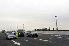 Chốt trạm cầu Bạch Đằng, thị xã Quảng Yên, tỉnh Quảng Ninh. (Ảnh: TTXVN)