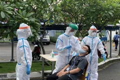 Lấy mẫu xét nghiệm COVID-19. (Nguồn: TTXVN)