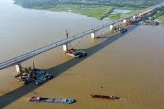 Cầu Vĩnh Tuy 2 dài 3,5km, rộng 19,25m, với bốn làn xe (hai làn xe cơ giới, một làn xe buýt, một làn tổng hợp và dải đi bộ. (Ảnh: Huy Hùng/TTXVN)