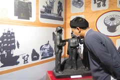Khách tham quan trưng bày. (Ảnh: Tường Vi/TTXVN)