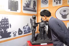 Khách tham quan trưng bày. (Ảnh: Tường Vi/TTXVN)