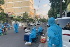 Khu vực đường Bửu Đóa, phường Phước Long, thành phố Nha Trang đã bị phong tỏa từ chiều 23/6 vì liên quan đến trường hợp nghi nhiễm này. (Ảnh: Tiên Minh/TTXVN)