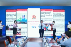 Ông Nguyễn Trọng Nghĩa, Bí thư Trung ương Đảng, Trưởng Ban Tuyên giáo Trung ương và các đại biểu tại lễ khai trương ứng dụng thông tin Tuyên giáo. (Ảnh: Phương Hoa/TTXVN)