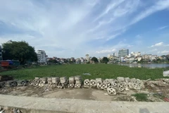 Hồ Linh Quang (quận Đống Đa, Hà Nội) chưa thể thi công do 12 hộ dân chưa bàn giao mặt bằng. (Ảnh: Mạnh Khánh/Vietnam+)