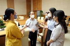 Phó giáo sư-tiến sỹ Trần Đắc Phu, Cố vấn Trung tâm Đáp ứng khẩn cấp sự kiện y tế công cộng Việt Nam trả lời phỏng vấn phóng viên các cơ quan thông tấn, báo chí. (Ảnh: Phạm Kiên/TTXVN)