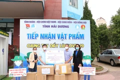 26 thùng hàng gồm nước rửa tay sát khuẩn, khẩu trang trị giá 345 triệu đồng được nhóm từ thiện Fly to Sky phối hợp với Đoàn thanh niên TTXVN trao hỗ trợ công tác phòng, chống dịch COVID-19 tại tỉnh Hải Dương. (Ảnh: TTXVN phát)