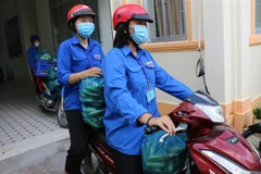 Đội hình 'shipper áo xanh' phường 11, thành phố Cao Lãnh (Đồng Tháp) giúp nông dân trên địa bàn tiêu thụ 200kg nông sản (dưa leo). (Ảnh: Chương Đài/TTXVN)