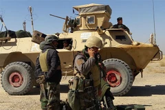  Lực lượng an ninh Afghanistan gác tại khu vực Busharan, ngoại ô Lashkar Gah, tỉnh Helmand, ngày 5/5/2021. (Ảnh: AFP/TTXVN)