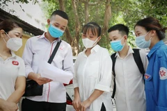 Các thí sinh vui vẻ bàn luận về bài thi tại điểm thi Trường Trung học phổ thông Ngô Sỹ Liên, thành phố Bắc Giang. (Ảnh: Danh Lam/TTXVN)