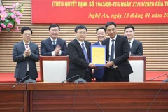 Ký kết và bàn giao hồ sơ Quy hoạch bảo tồn, tôn tạo và phát huy giá trị Di tích Quốc gia đặc biệt Khu lưu niệm Chủ tịch Hồ Chí Minh. (Ảnh: Bích Huệ/TTXVN)