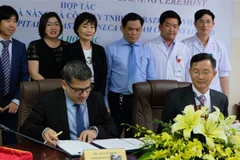 Ký kết hợp tác giữa Bệnh viện Ung Bướu Đà Nẵng và Công ty AstraZeneca Việt Nam. (Ảnh: TTXVN phát)