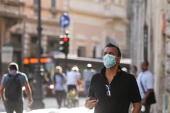 Người dân đeo khẩu trang phòng dịch COVID-19 tại Rome, Italy. (Ảnh: THX/TTXVN)