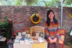 Vũ Thị Hiền, người sáng lập xưởng handmade 'Hoa lá cỏ.' (Ảnh: Bích Hà/Vietnam+)