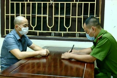 Công an huyện Hoa Lư lập biên bản xử lý đối với chủ quản karaoke Quang Huy vì không chấp hành các quy định về phòng dịch. (Nguồn: Báo Lao Động)