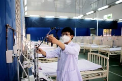 Kiểm tra các trang thiết bị trong khu chăm sóc đặc biệt. (Ảnh: Thành Chung/TTXVN)