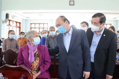 Thủ tướng Nguyễn Xuân Phúc phát biểu tại buổi gặp mặt gia đình chính sách và hộ nghèo xã Quế Phú, huyện Quế Sơn, tỉnh Quảng Nam. (Ảnh: Thống Nhất/TTXVN)