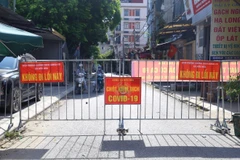 Rào chắn cứng tại tổ 12, Mậu Lương (Kiến Hưng, Hà Đông) hạn người dân di chuyển để phòng, chống dịch. (Ảnh: Hoàng Hiếu/TTXVN)