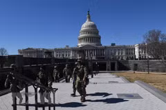 Lực lượng Vệ binh Quốc gia tuần tra tại tòa nhà Quốc hội ở Washington DC. (Ảnh: AFP/TTXVN)