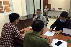 Em N.H.L (áo đen) khai nhận sự việc tại cơ quan công an. (Ảnh TTXVN phát)