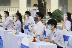 Đại diện học sinh Trường Trung học Phổ thông Chuyên Lê Hồng Phong, TP.HCM dự lễ khai giảng năm học mới 2021-2022. (Ảnh: TTXVN phát)