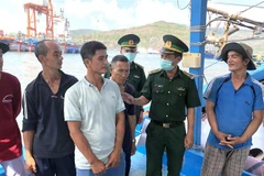 Lực lượng bộ đội biên phòng tỉnh Bình Định lên từng tàu cá tuyên truyền để bảo đảm tất cả cử tri đều có mặt thực hiện quyền bầu cử của mình. (Ảnh: Nguyên Linh/TTXVN)