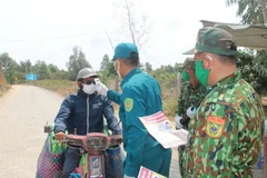 Lực lượng biên phòng phòng, chống dịch bệnh trên vùng biên giới. (Ảnh minh họa: Văn Khương/TTXVN)