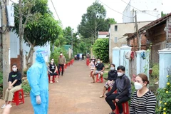 Xét nghiệm trên diện rộng cho người dân thị xã Buôn Hồ sau khi ghi nhận các chùm ca bệnh phức tạp. (Ảnh: Tuấn Anh/TTXVN)