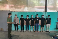 Bảy người nước ngoài trốn trong thùng xe tải nhập cảnh trái phép vào Việt Nam. (Ảnh: Tuấn Minh/TTXVN phát)