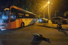 Tài xế và phụ xe khách đã chống đối, khóa cửa xe dù chiến sỹ cảnh sát giao thông đang ở trên xe kiểm tra. (Nguồn: Cand.com.vn)