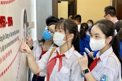 Các em đội viên tìm hiểu thông tin về cuộc đời và sự nghiệp của Chủ tịch Hồ Chí Minh. (Ảnh: Hồng Giang/TTXVN)