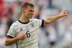 Tiền vệ Đức Joshua Kimmich mừng chiến thắng của đội nhà trước tuyển Bồ Đào Nha trong lượt trận hai vòng chung kết EURO 2020 ở Munich, ngày 19/6. (Ảnh: AFP/TTXVN)
