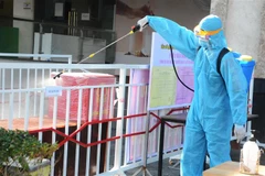 au khi cử tri bỏ phiếu xong, hòm phiếu nhanh chóng được xịt khử khuẩn và đưa ra xe. (Ảnh: Văn Dũng/TTXVN)