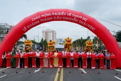 Đại biểu cắt băng khánh thành cầu Nguyễn Thái Học. (Ảnh: Thanh Sang/TTXVN)