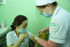 Tiêm vaccine AstraZeneca phòng COVID-19 cho nhân viên y tế tuyến đầu chống dịch của Bệnh viện Bệnh nhiệt đới tỉnh Khánh Hòa. (Ảnh: Phan Sáu/TTXVN)