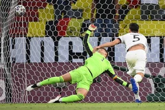  Trung vệ Đức Mats Hummels (phải) trong nỗ lực phá bóng từ đường tạt của cầu thủ Pháp đã vô tình đưa bóng vào lưới nhà trong trận đấu vòng chung kết EURO 2020, ngày 15/6/2021. (Ảnh: AFP/TTXVN)