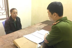 Cán bộ Cơ quan Cảnh sát điều tra Công an quận Nam Từ Liêm lấy lời khai đối tượng Phùng Đức Lợi. (Nguồn: An ninh Thủ đô)