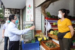 Thủ tướng Phạm Minh Chính kiểm tra đột xuất các cơ sở kinh doanh trên đường Nguyễn Tuân, quận Thanh Xuân. (Ảnh: Dương Giang/TTXVN)
